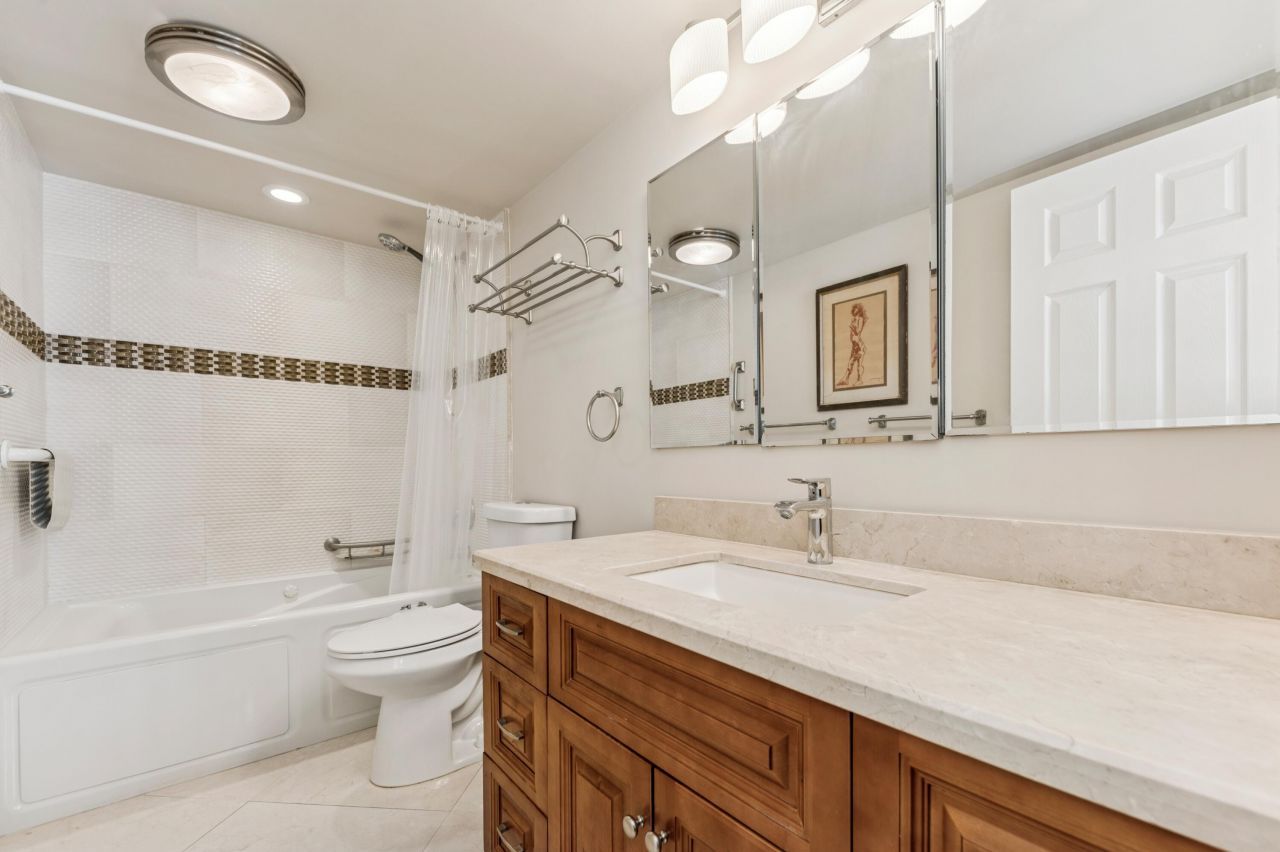 2000 Presidential Way, Unit 205, West Palm Beach, FL 33401 Photo