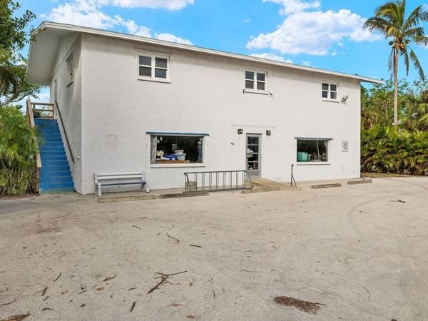 905 Fitzhugh St, Sanibel, FL 33957