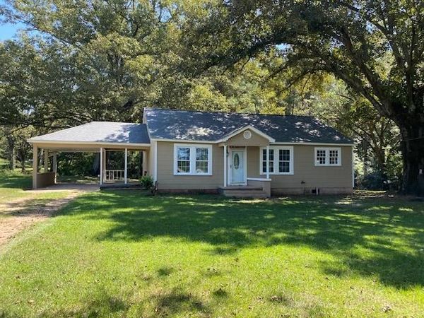 6 S Church St, Noxapater, MS 39346