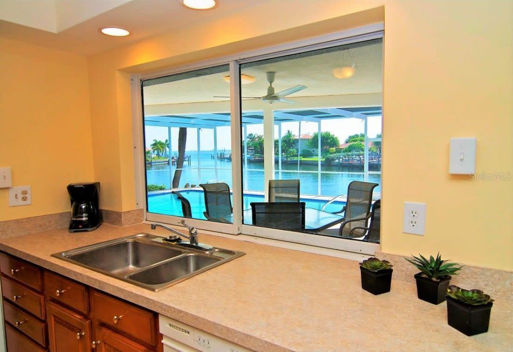 2096 Massachusetts Avenue Ne, Saint Petersburg, FL 33703 Photo