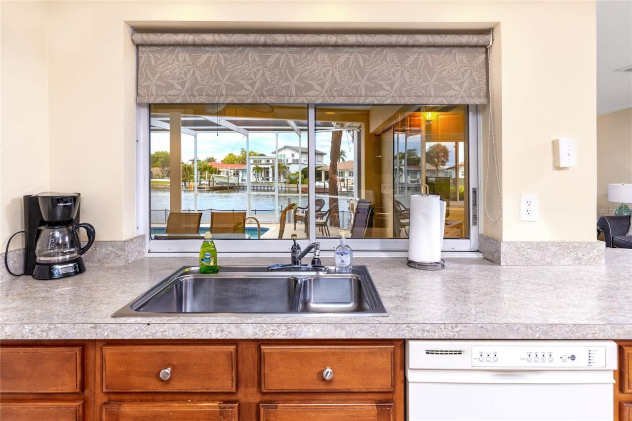 2096 Massachusetts Avenue Ne, Saint Petersburg, FL 33703 Photo