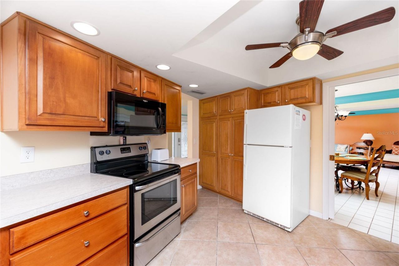 2096 Massachusetts Avenue Ne, Saint Petersburg, FL 33703 Photo