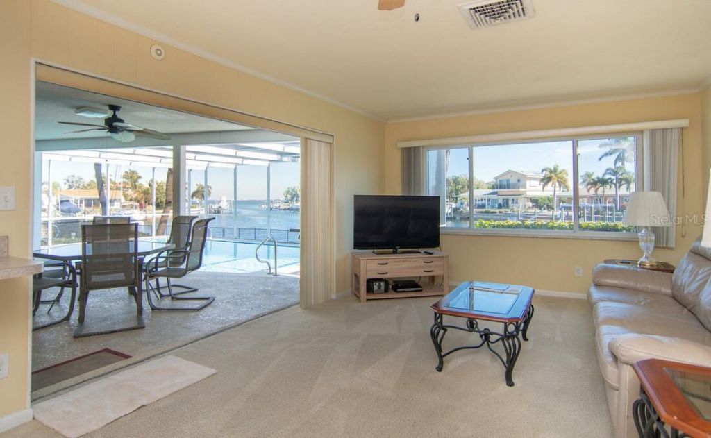 2096 Massachusetts Avenue Ne, Saint Petersburg, FL 33703 Photo