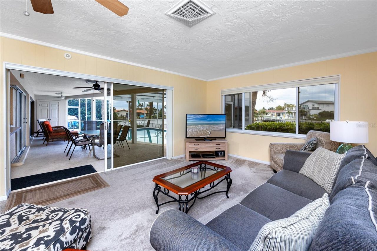 2096 Massachusetts Avenue Ne, Saint Petersburg, FL 33703 Photo