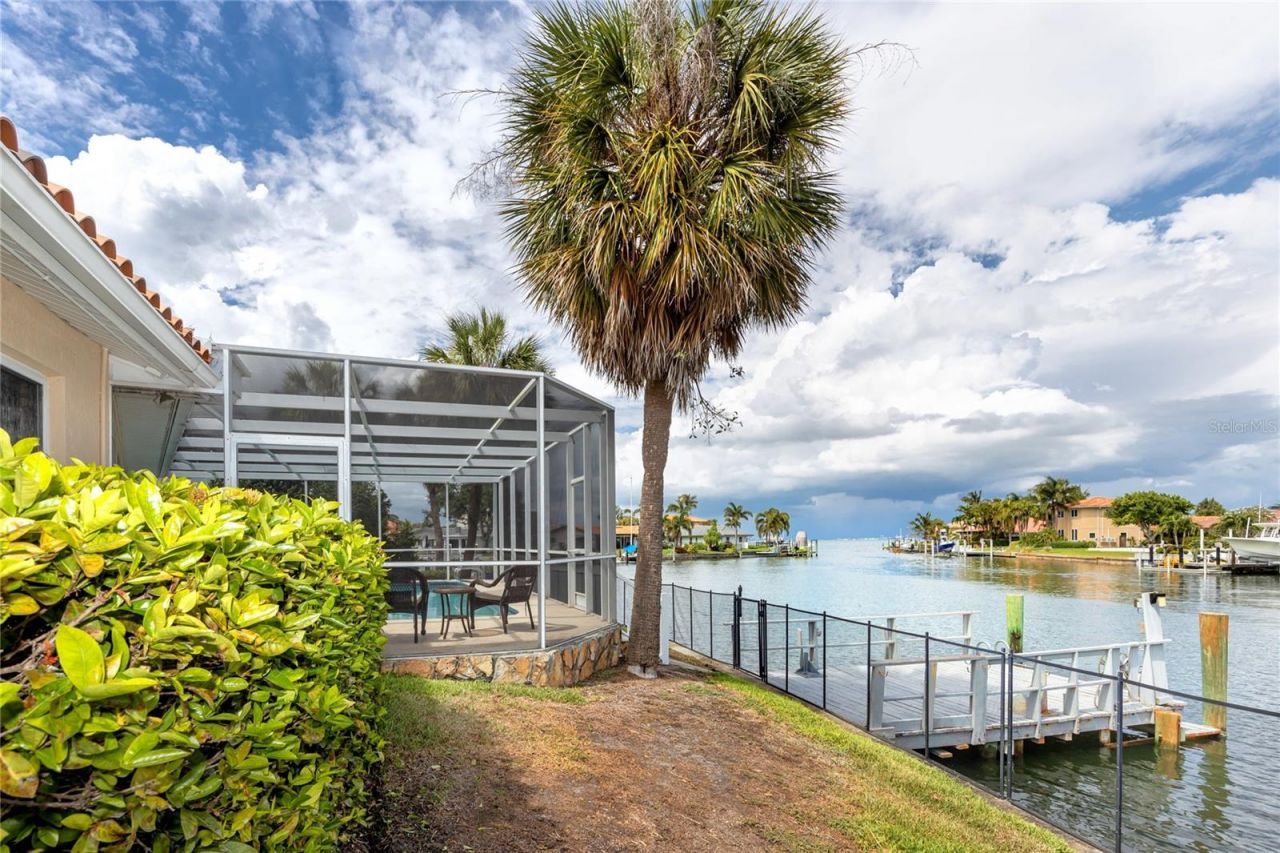 2096 Massachusetts Avenue Ne, Saint Petersburg, FL 33703 Photo