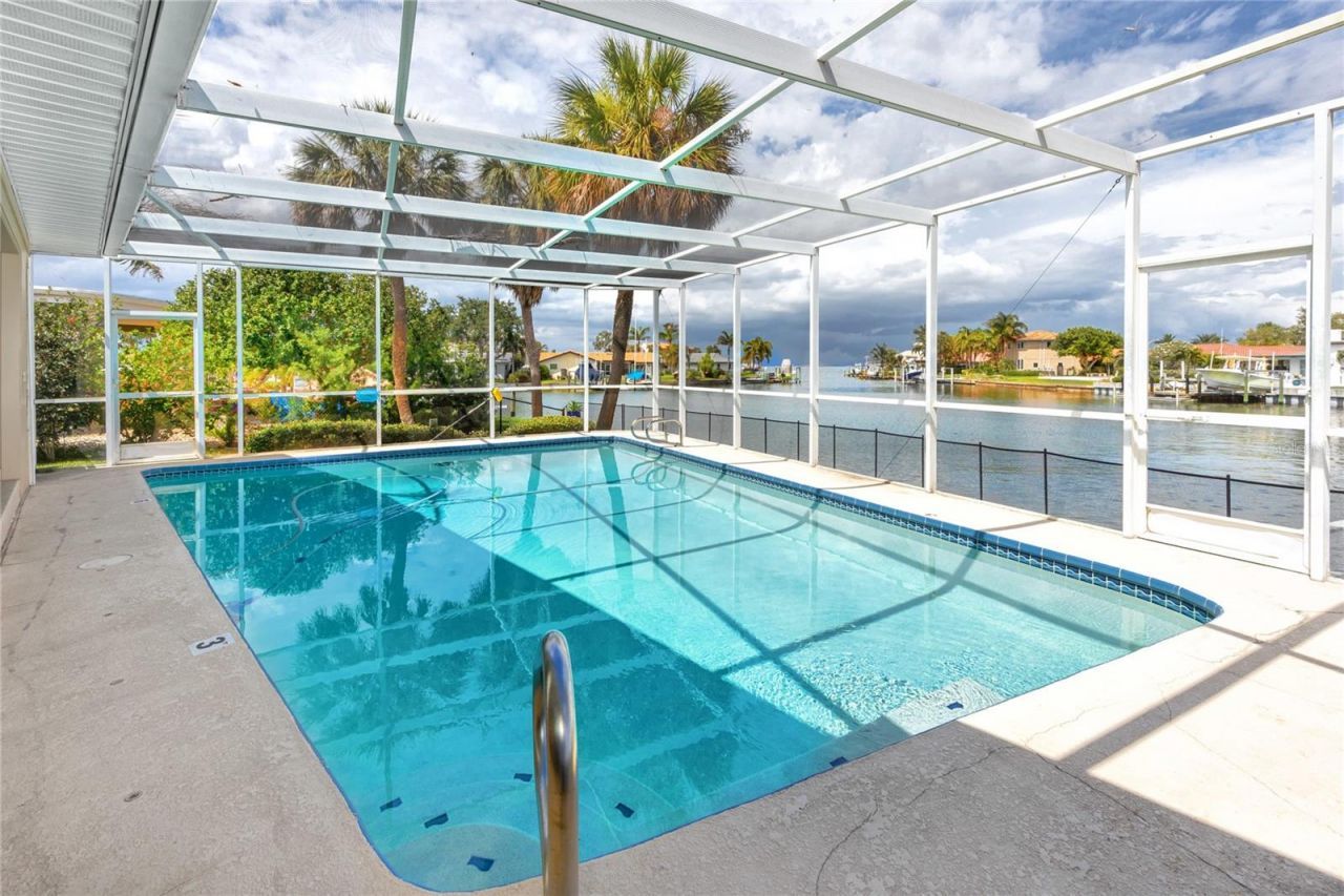 2096 Massachusetts Avenue Ne, Saint Petersburg, FL 33703 Photo