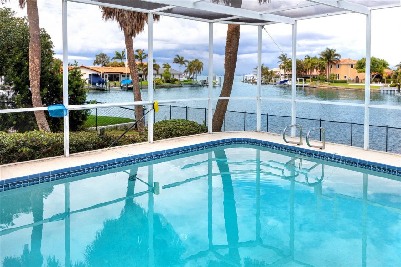 2096 Massachusetts Avenue Ne, Saint Petersburg, FL 33703 Photo