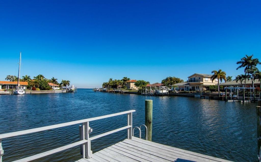 2096 Massachusetts Avenue Ne, Saint Petersburg, FL 33703 Photo