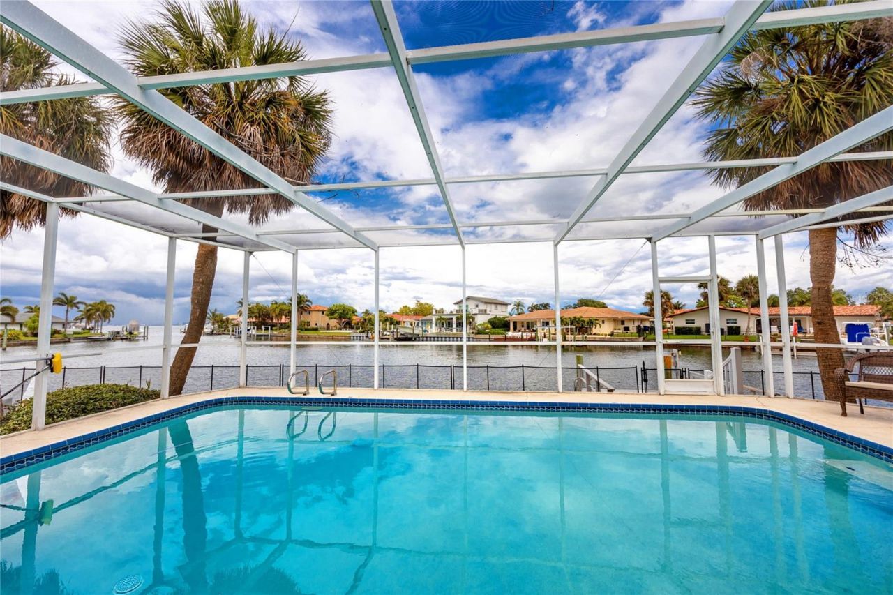 2096 Massachusetts Avenue Ne, Saint Petersburg, FL 33703 Photo