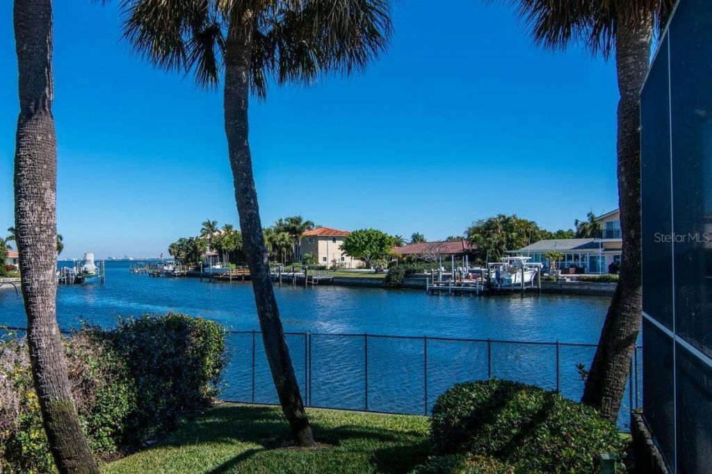 2096 Massachusetts Avenue Ne, Saint Petersburg, FL 33703 Photo