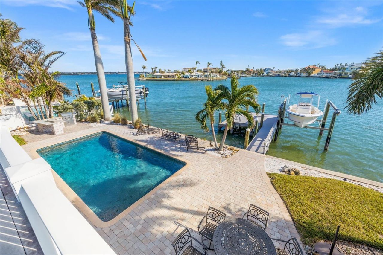 17077 Dolphin Drive, North Redington Beach, FL 33708 Photo