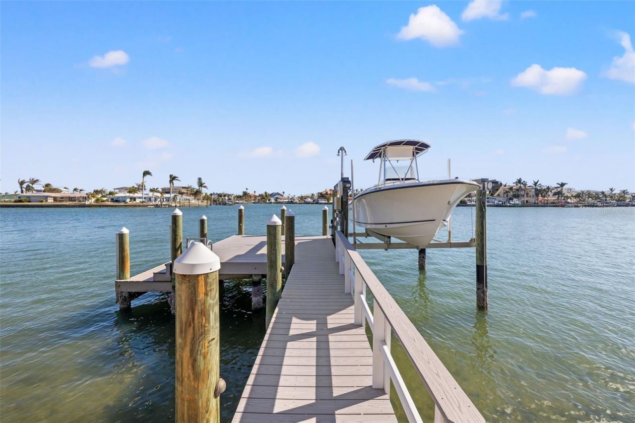 17077 Dolphin Drive, North Redington Beach, FL 33708 Photo