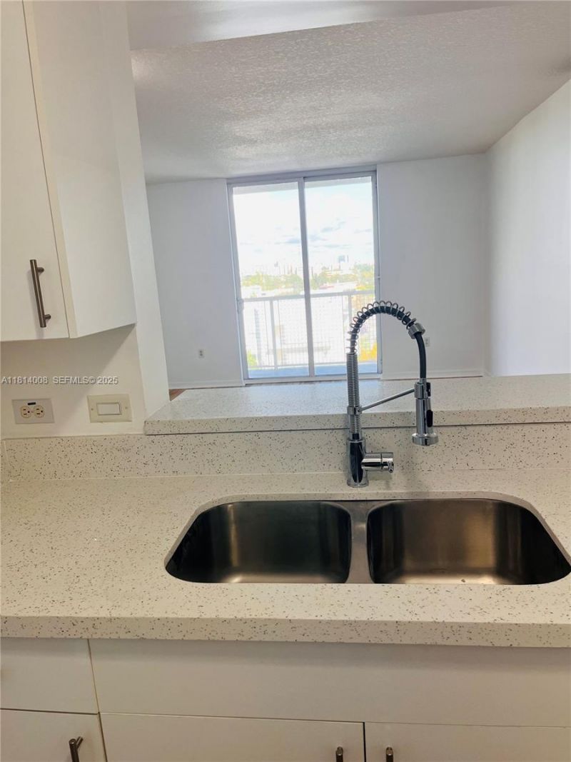900 SW 8th St, Unit 806, Miami, FL 33130 Photo