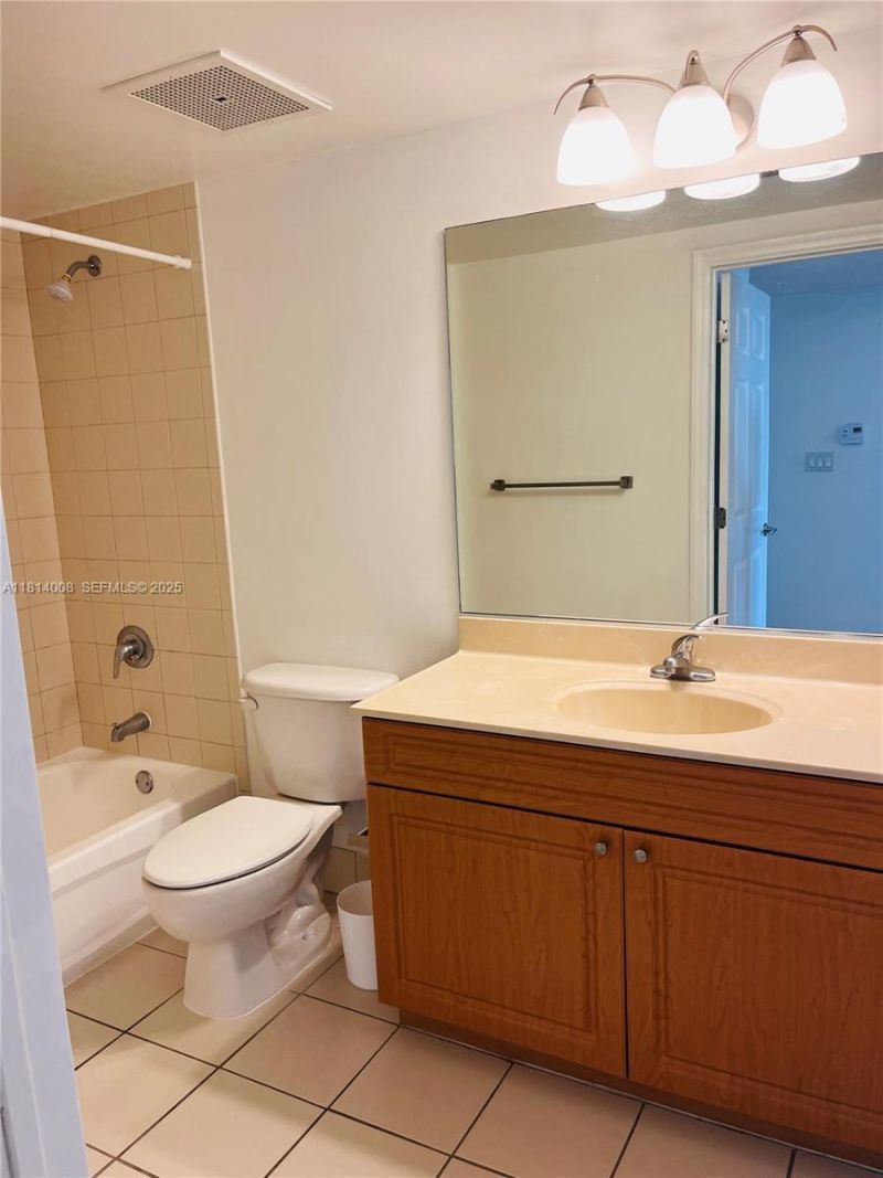 900 SW 8th St, Unit 806, Miami, FL 33130 Photo