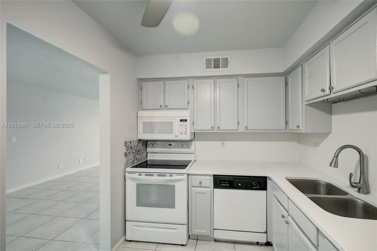 9965 Pineapple Tree Dr, Unit 203, Boynton Beach, FL 33436 Photo