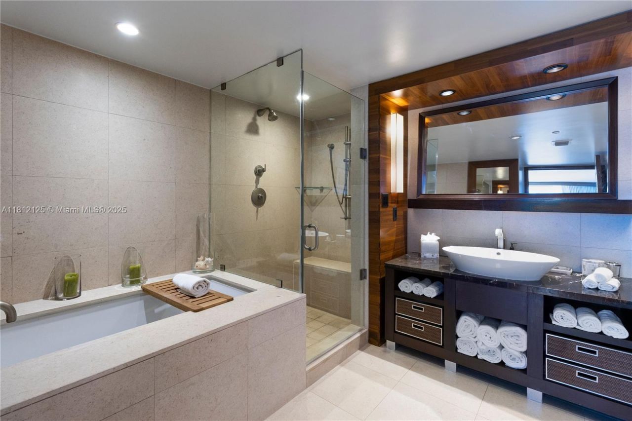 6801 Collins Ave, Unit 510 Door 5, Miami Beach, FL 33141 Photo