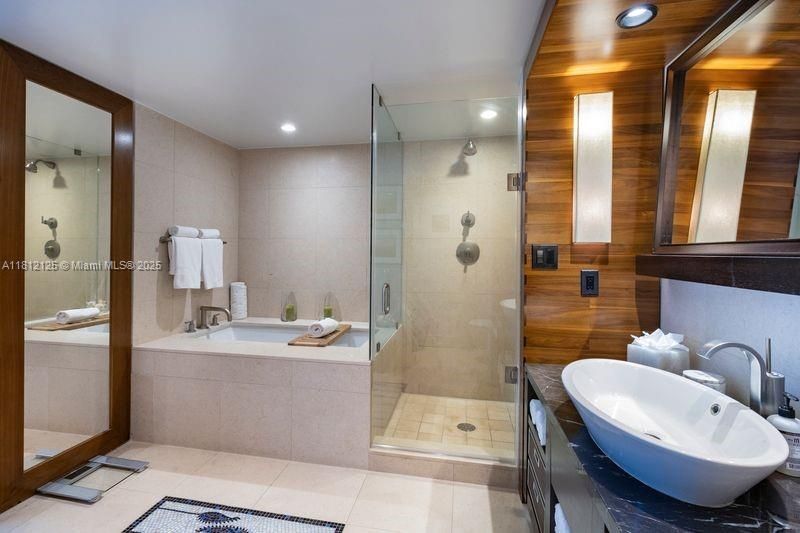 6801 Collins Ave, Unit 510 Door 5, Miami Beach, FL 33141 Photo