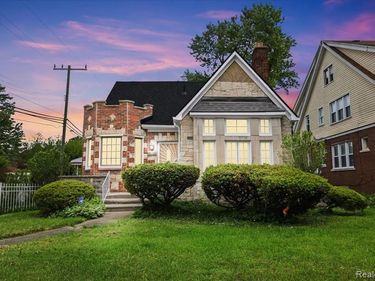 294 Riverside Drive, Detroit, MI 48215