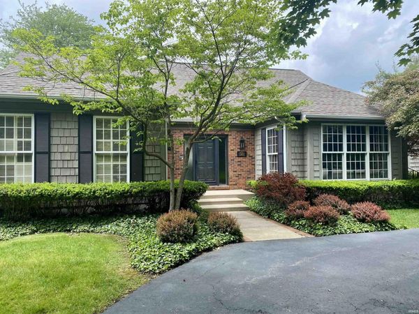 1303 E Erskine Manor Hill, South Bend, IN 46614