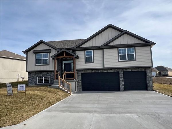 22915 S Ridgeview Drive, Peculiar, MO 64078