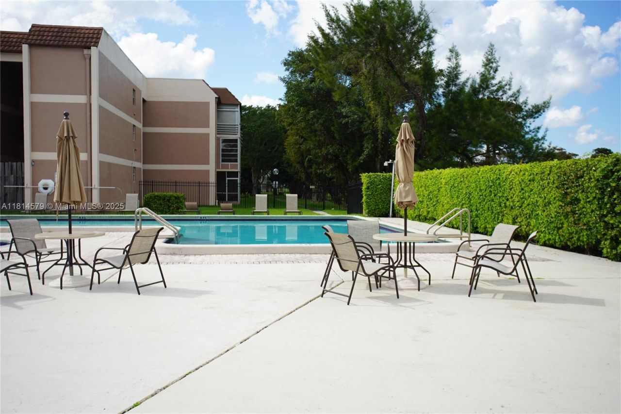 8380 Sands Point Blvd, Unit J110, Tamarac, FL 33321 Photo
