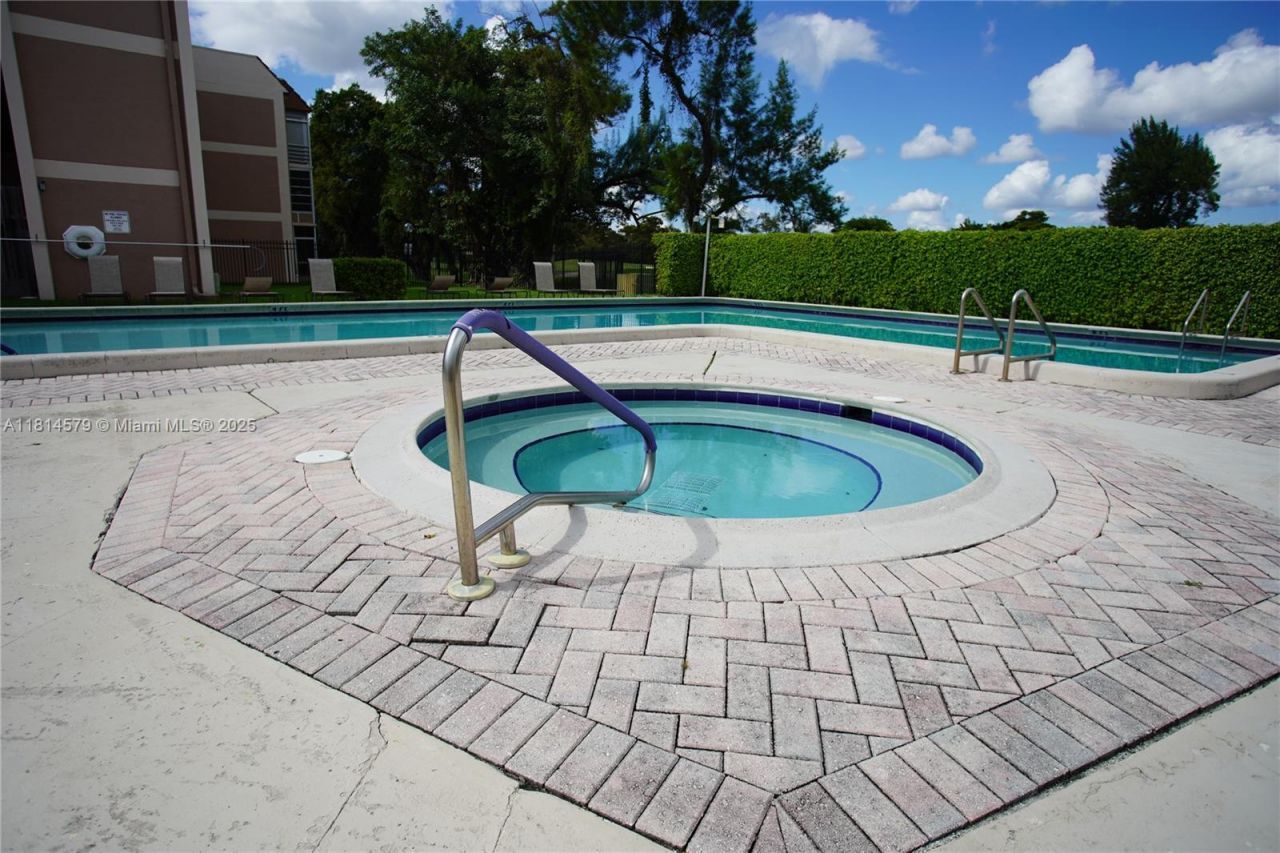 8380 Sands Point Blvd, Unit J110, Tamarac, FL 33321 Photo