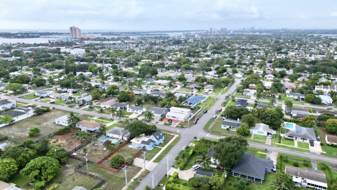 307 4th Street, Lake Park, FL 33403 Photo