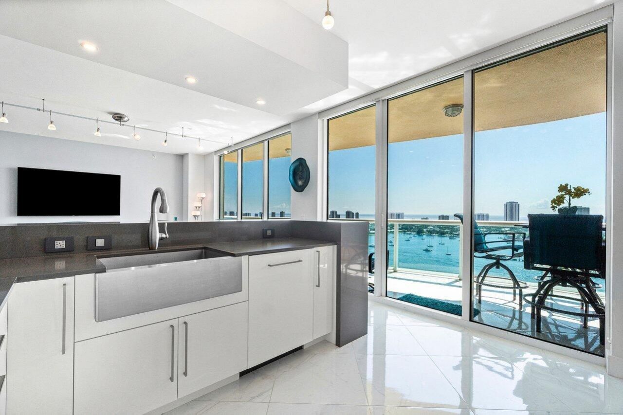 2640 Lake Shore Drive, Unit 2307, Riviera Beach, FL 33404 Photo