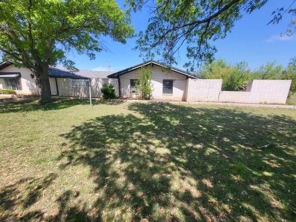 306 Wade Street, Olney, TX 76374