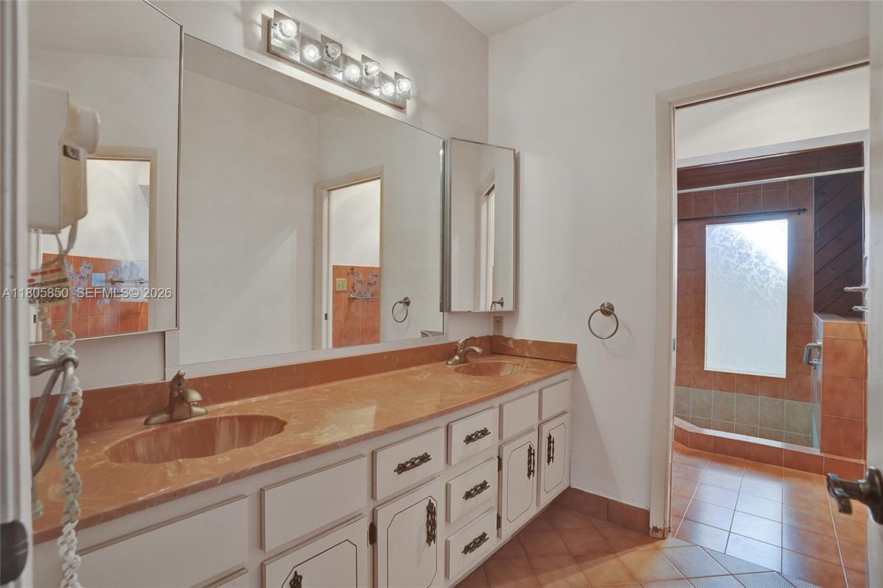 65 NE 152nd St, Miami, FL 33162 Photo