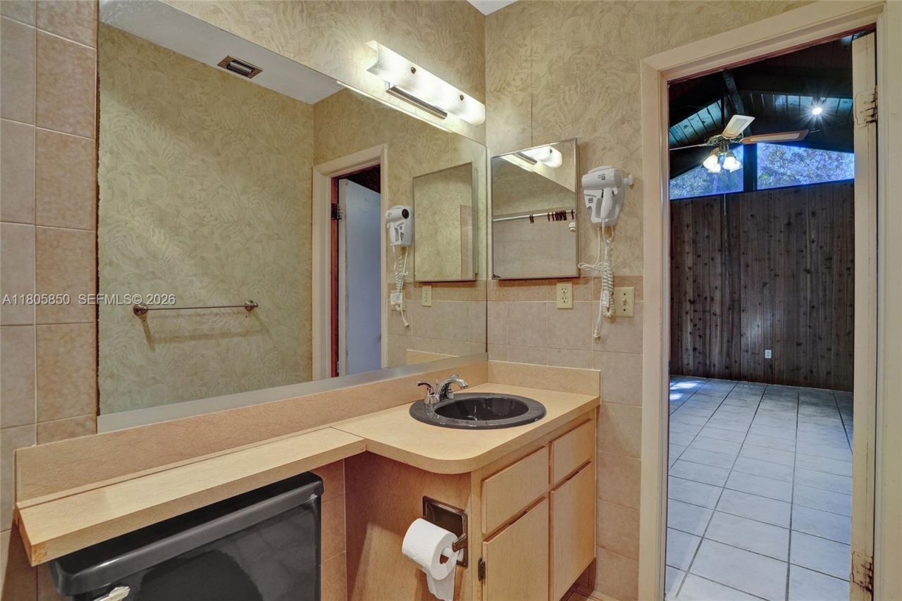 65 NE 152nd St, Miami, FL 33162 Photo