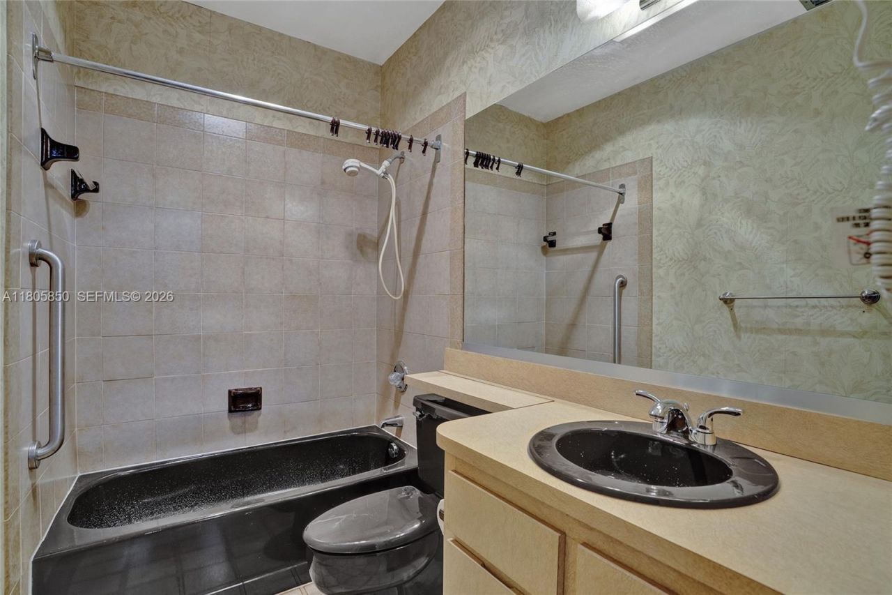 65 NE 152nd St, Miami, FL 33162 Photo