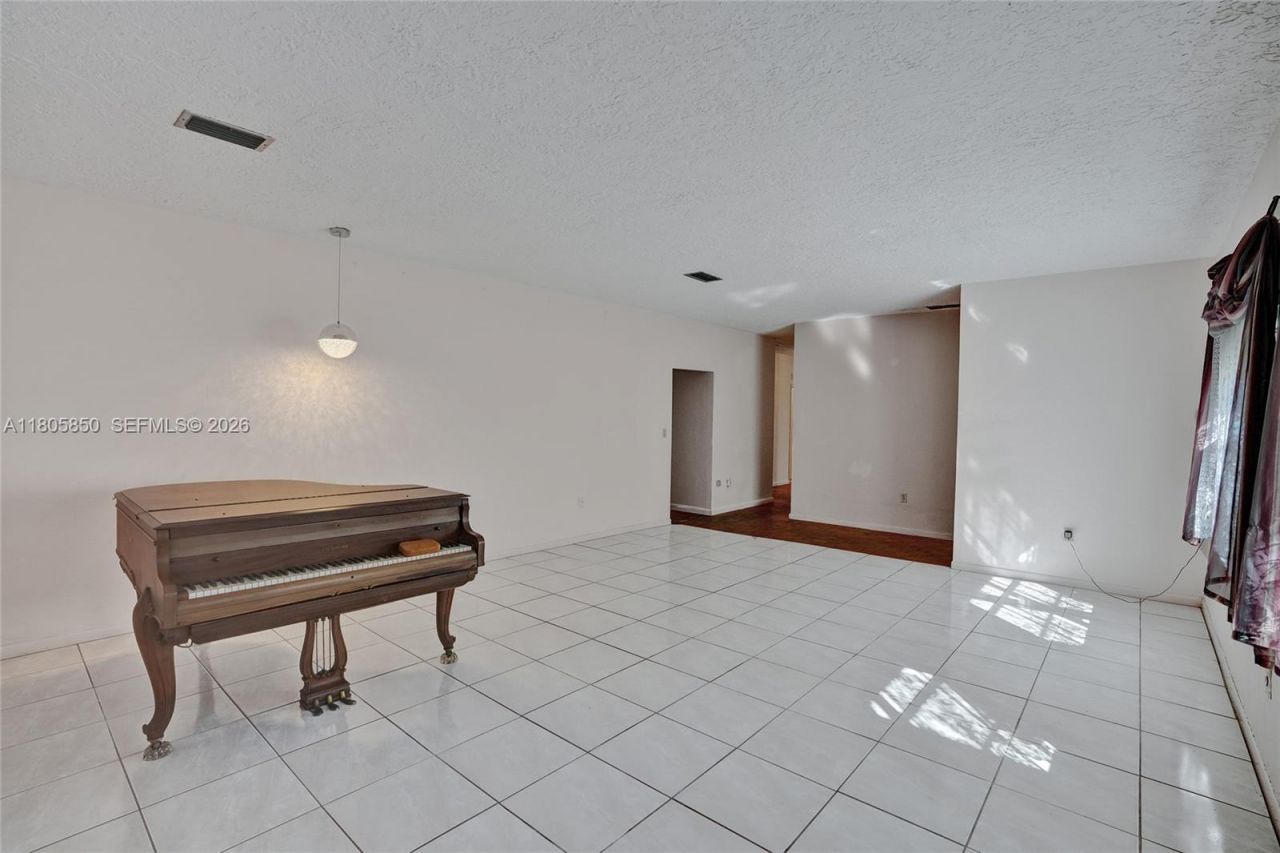 65 NE 152nd St, Miami, FL 33162 Photo