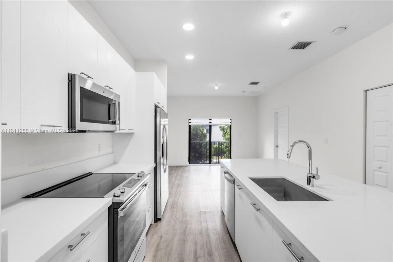 8005 NW 104th Ave, Unit 24, Doral, FL 33178 Photo