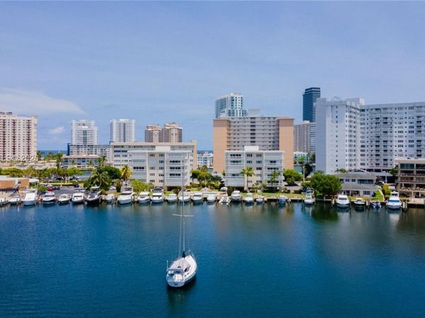 120 Golden Isles Dr, Unit 33B, Hallandale Beach, FL 33009