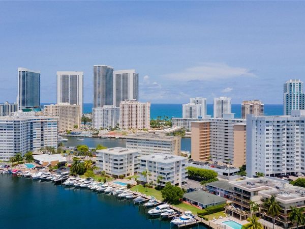 120 Golden Isles Dr, Unit 33B, Hallandale Beach, FL 33009