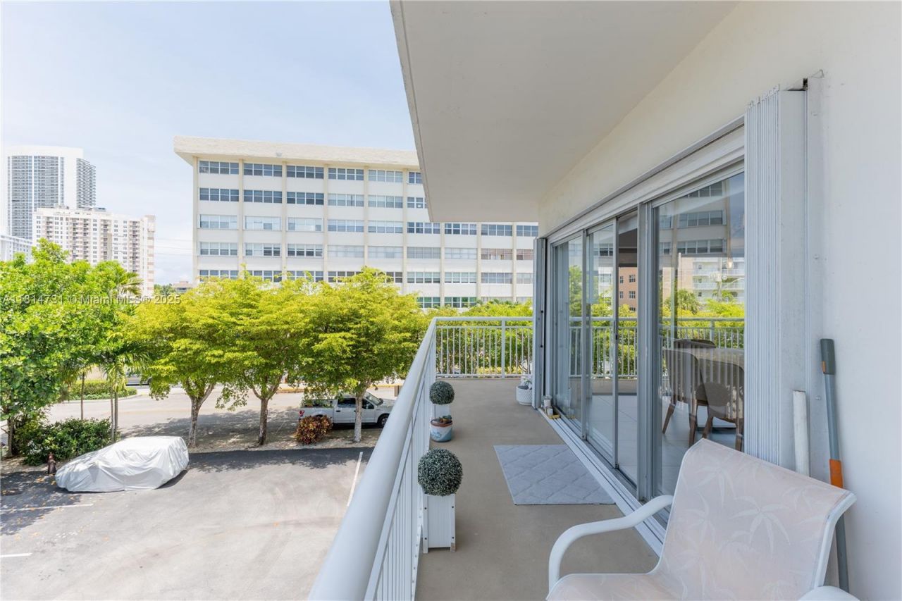 120 Golden Isles Dr, Unit 33B, Hallandale Beach, FL 33009 Photo