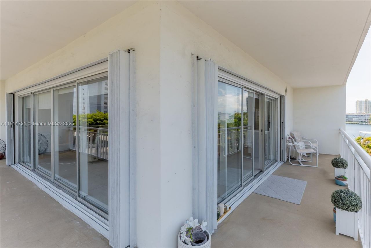 120 Golden Isles Dr, Unit 33B, Hallandale Beach, FL 33009 Photo