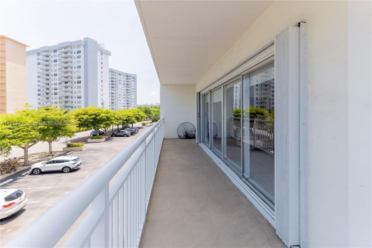 120 Golden Isles Dr, Unit 33B, Hallandale Beach, FL 33009 Photo