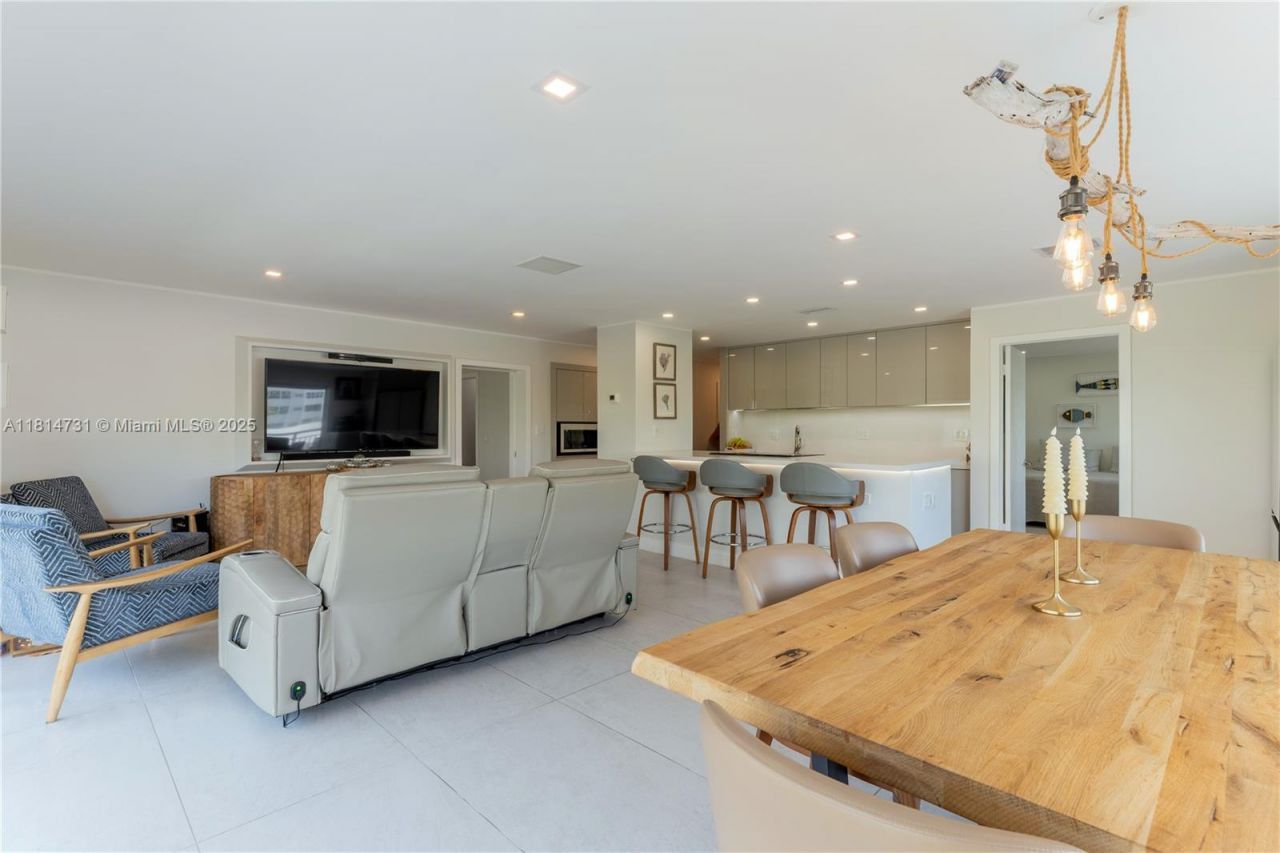 120 Golden Isles Dr, Unit 33B, Hallandale Beach, FL 33009 Photo