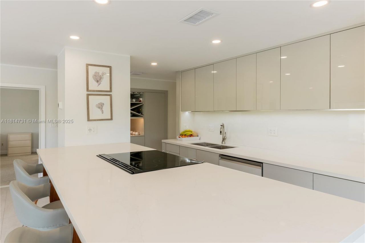 120 Golden Isles Dr, Unit 33B, Hallandale Beach, FL 33009 Photo