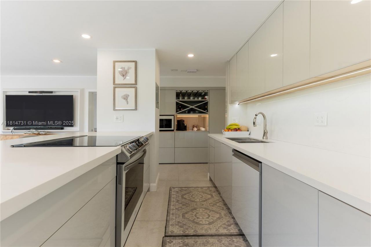 120 Golden Isles Dr, Unit 33B, Hallandale Beach, FL 33009 Photo