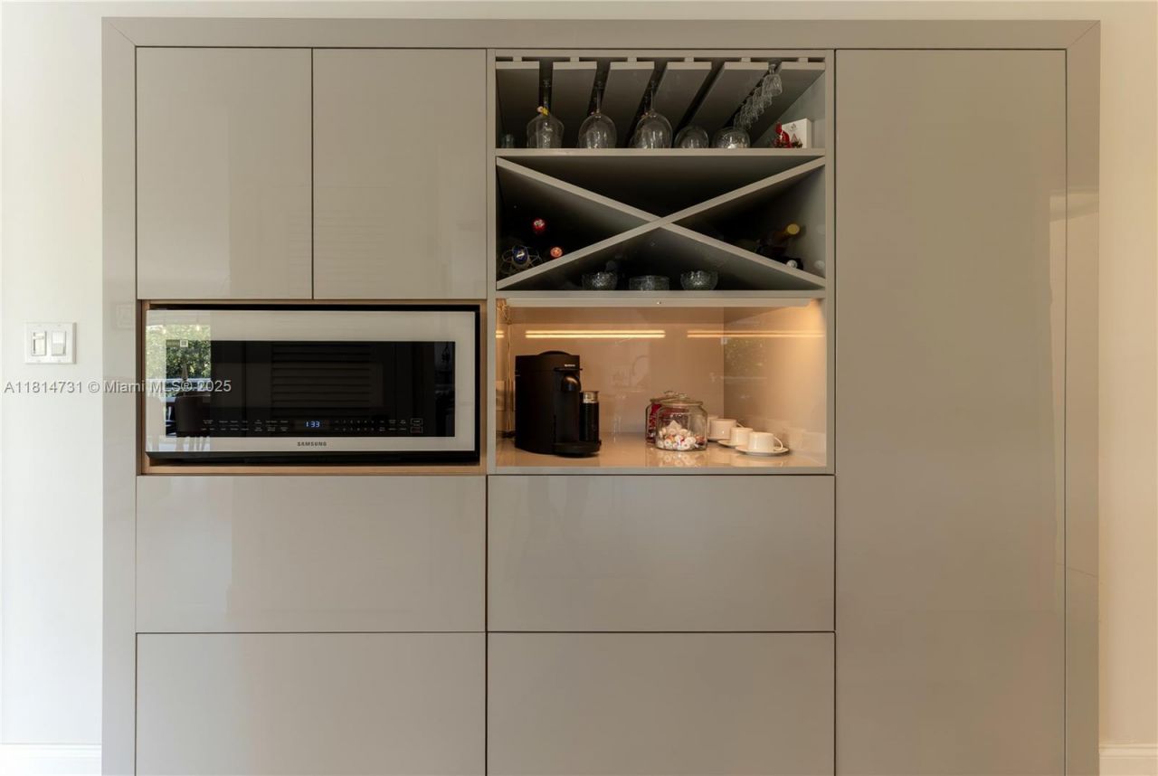 120 Golden Isles Dr, Unit 33B, Hallandale Beach, FL 33009 Photo