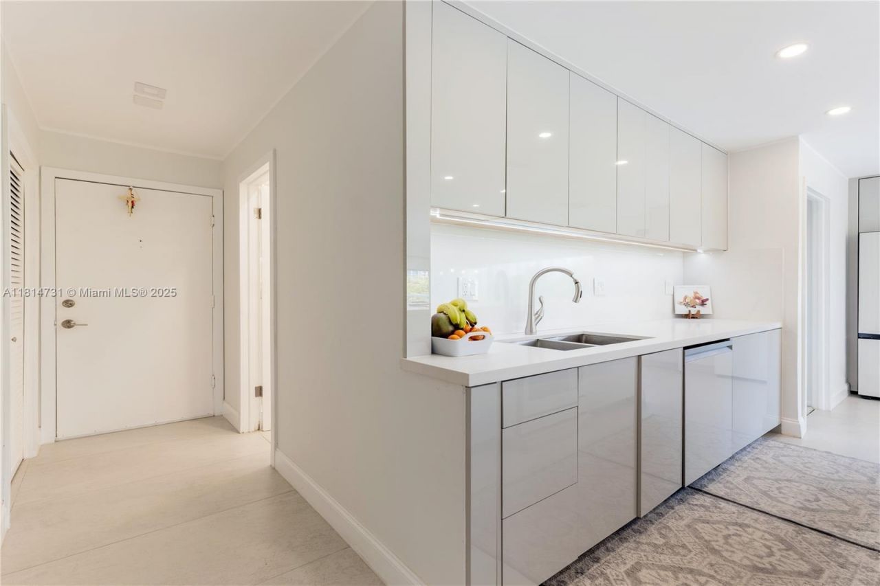 120 Golden Isles Dr, Unit 33B, Hallandale Beach, FL 33009 Photo