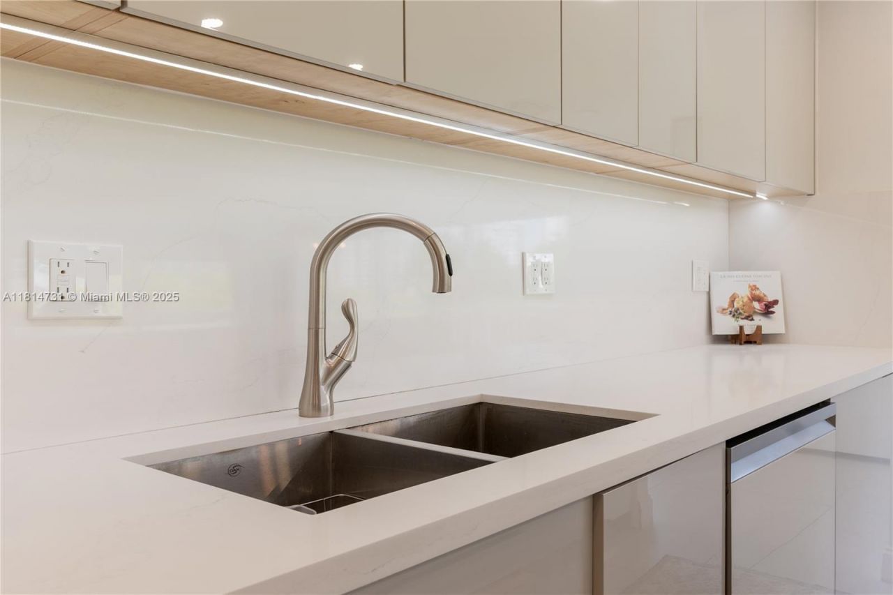 120 Golden Isles Dr, Unit 33B, Hallandale Beach, FL 33009 Photo