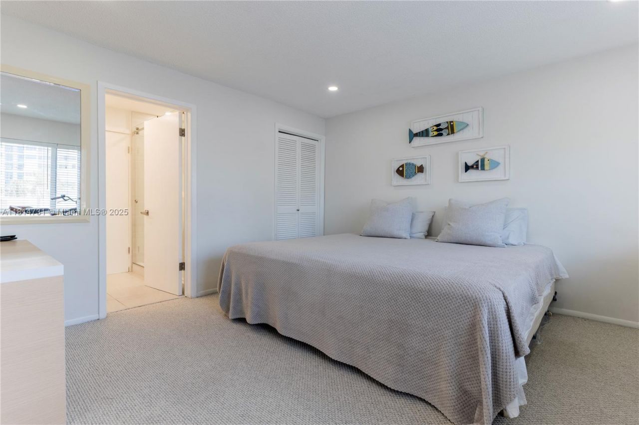 120 Golden Isles Dr, Unit 33B, Hallandale Beach, FL 33009 Photo