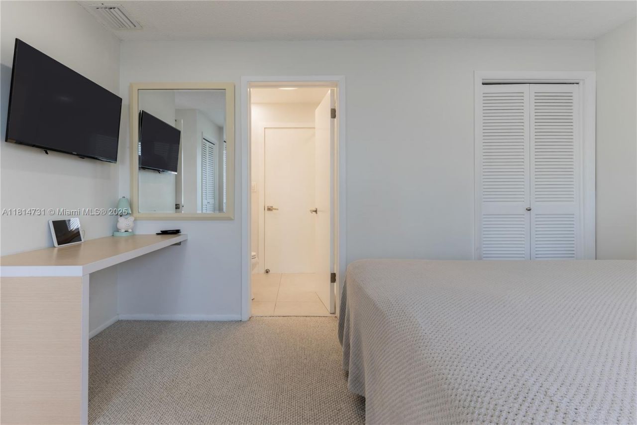 120 Golden Isles Dr, Unit 33B, Hallandale Beach, FL 33009 Photo