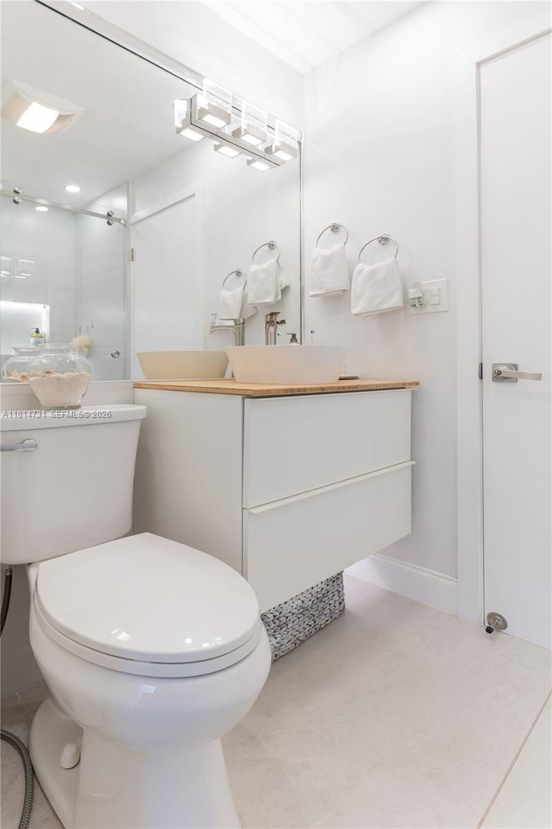 120 Golden Isles Dr, Unit 33B, Hallandale Beach, FL 33009 Photo