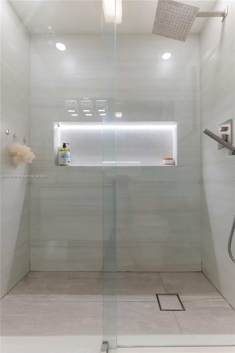 120 Golden Isles Dr, Unit 33B, Hallandale Beach, FL 33009 Photo