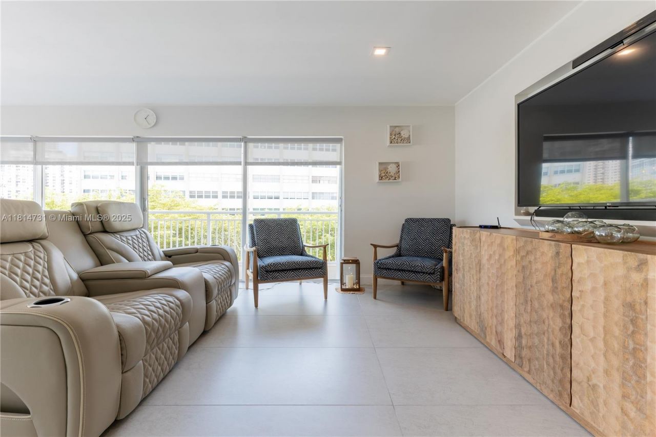 120 Golden Isles Dr, Unit 33B, Hallandale Beach, FL 33009 Photo